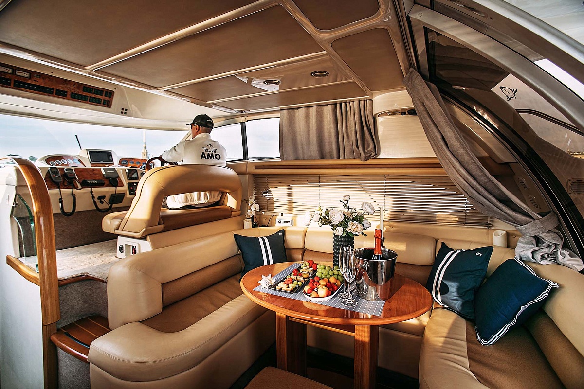 Аренда моторной яхты Sealine 39 АМО в Санкт-Петербурге